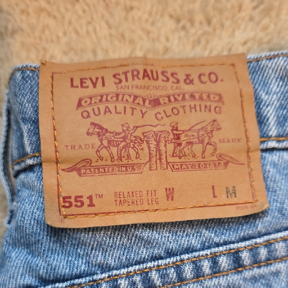 Levi's 551 Relaxed Fit Tapered Leg Light Blue Jeans Size 12R - Picture 3 of 7